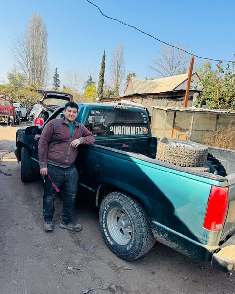 Cliente retirando su pedido de llantas en Sucursal Guacolda