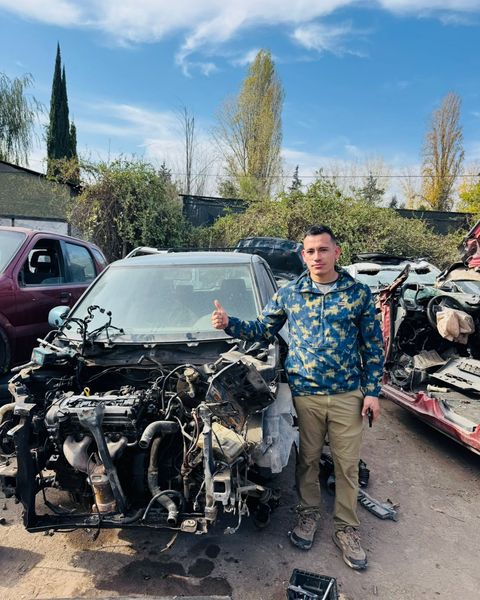 Cliente de Puerto Montt retirando el motor que dejó abonado